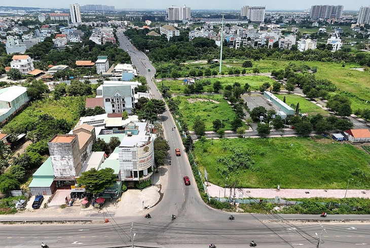 Đoạn 250 m trên đường Liên Phường bị "thắt cổ chai" do chồng ranh dự án Đoạn 250 m trên đường Liên Phường bị "thắt cổ chai" do chồng ranh dự án