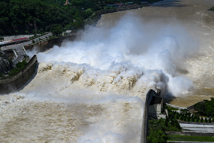 Hồ Thủy điện Hòa Bình khi mở 4 cửa xả