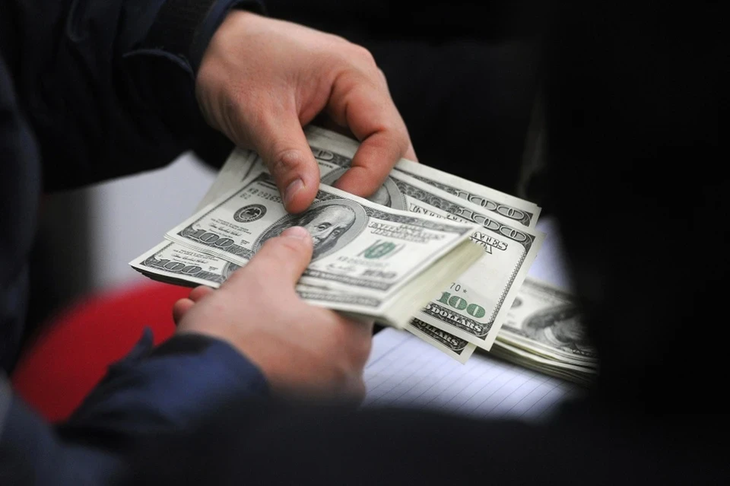 Giá bán USD trượt mạnh trên thị trường tự do kéo chênh lệch với kênh ngân hàng chỉ còn khoảng 160 đồng/USD