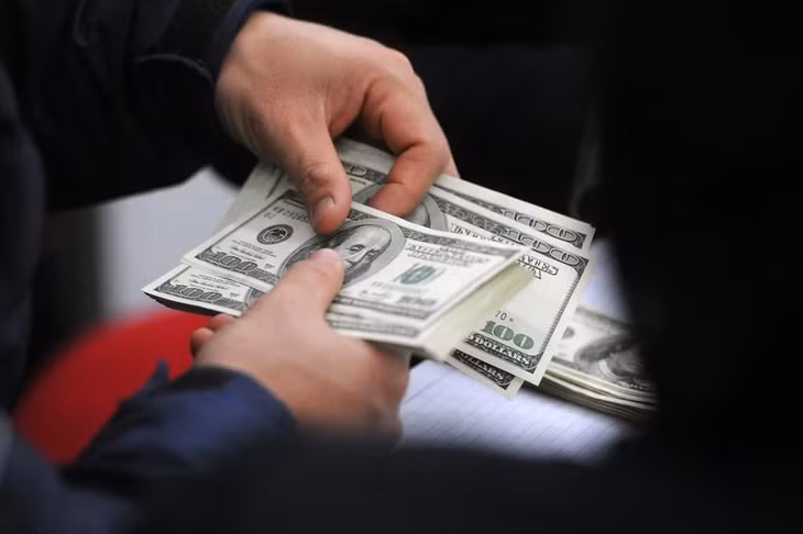 Giá bán USD trượt mạnh trên thị trường tự do kéo chênh lệch với kênh ngân hàng chỉ còn khoảng 160 đồng/USD