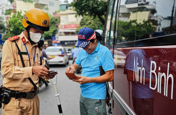 CSGT tuần tra, xử lý xe khách, xe hợp đồng vi phạm trong khu vực phố cổ