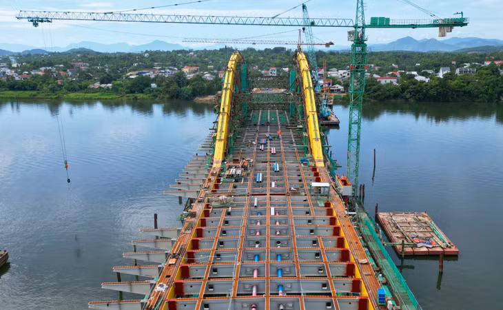 Cầu Nguyễn Hoàng nhìn từ trên cao