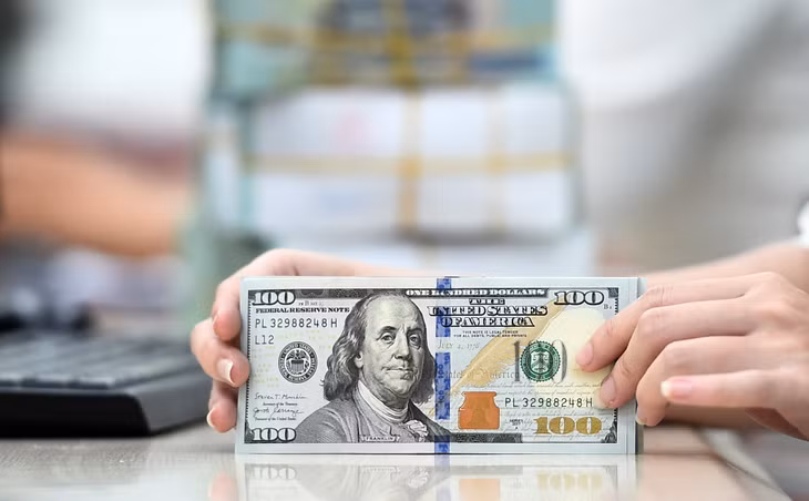 So với mức đỉnh gần 26.000 đồng cuối tháng 6, USD tự do đang thấp hơn gần 400 đồng