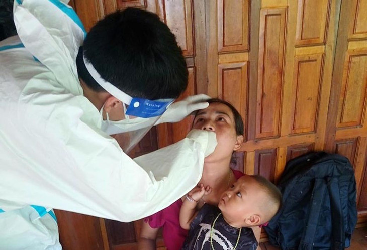 Nhân viên y tế lấy mẫu nhóm tiếp xúc gần với các bệnh nhân nhiễm bệnh bạch hầu ở Mường Lát