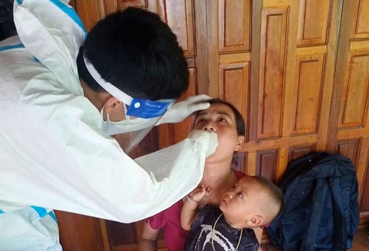 Nhân viên y tế lấy mẫu nhóm tiếp xúc gần với các bệnh nhân nhiễm bệnh bạch hầu ở Mường Lát