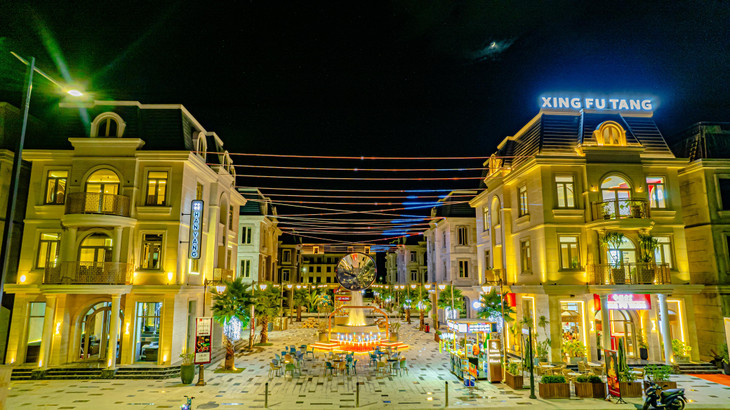 Đến hết năm 2024 toàn bộ khối thấp tầng được lắp đặt xong các kịch bản chủ đầu tư sẽ tạo dựng bao gồm: Rực rỡ (18h - 20h), tự nhiên (20h - 22h), dịu êm (22h - 0h). Đến hết năm 2024 toàn bộ khối thấp tầng được lắp đặt xong các kịch bản chủ đầu tư sẽ tạo dựng bao gồm: Rực rỡ (18h - 20h), tự nhiên (20h - 22h), dịu êm (22h - 0h).