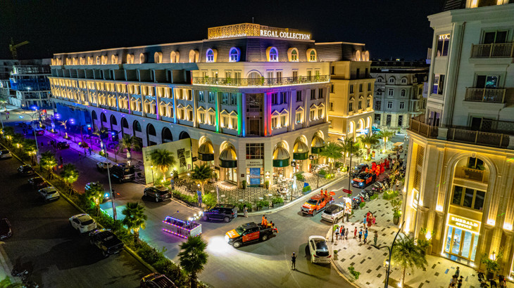 Những dãy nhà thấp tầng đầu tiên tại dự án được lắp thử nghiệm, đây là trục chính kết nối với bãi biển Legend Beach với ánh sáng hành Kim. Những dãy nhà thấp tầng đầu tiên tại dự án được lắp thử nghiệm, đây là trục chính kết nối với bãi biển Legend Beach với ánh sáng hành Kim.