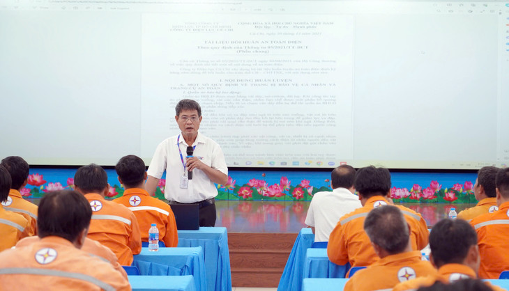 Anh Phan Văn Điền đang bồi huấn kiến thức an toàn điện cho anh em công nhân