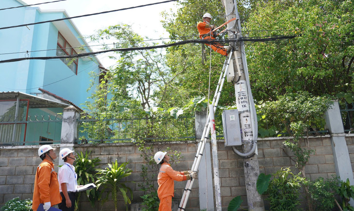 Kỹ sư Phan Văn Điền (áo trắng) luôn dành nhiều thời gian ra hiện trường nhắc nhở anh em công nhân thực hiện các biện pháp an toàn
