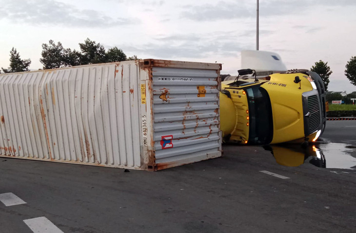 Xe container bị lật Xe container bị lật