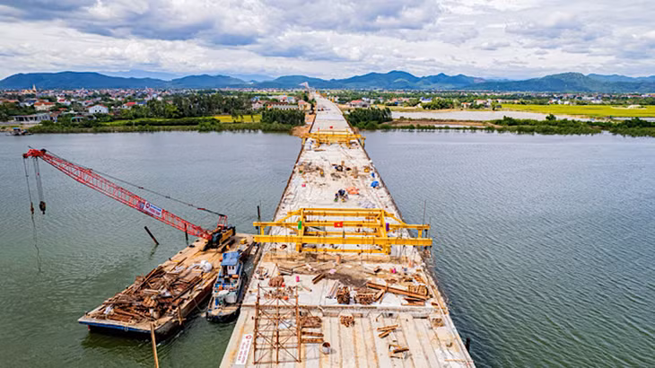 Cầu sông Gianh được hợp long vào chiều 14/8