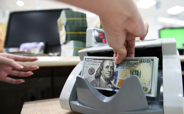 Giao dịch USD tại quầy một ngân hàng Giao dịch USD tại quầy một ngân hàng