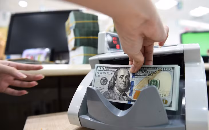 Giao dịch USD tại quầy một ngân hàng
