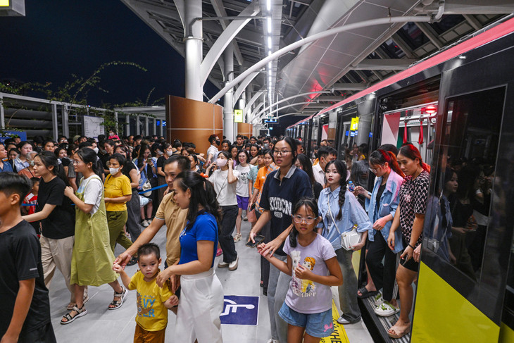 Người dân xếp hàng đi tàu điện tuyến metro Nhổn - ga Hà Nội