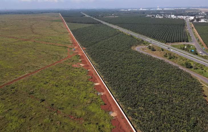 Sân bay Long Thành cơ bản hoàn thành việc làm hàng rào, bìa phải là cao tốc TP.HCM - Long Thành - Dầu Giây và Tỉnh lộ 769