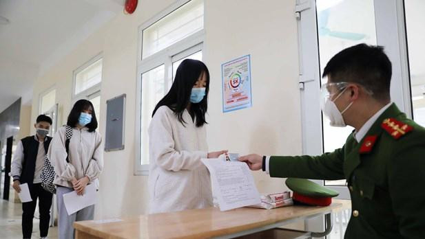 Công an kiểm tra thông tin, căn cước công dân của học sinh trường THPT Trần Nhân Tông, quận Hai Bà Trưng để đối chiếu thông tin, phục vụ tích hợp dữ liệu. Công an kiểm tra thông tin, căn cước công dân của học sinh trường THPT Trần Nhân Tông, quận Hai Bà Trưng để đối chiếu thông tin, phục vụ tích hợp dữ liệu.