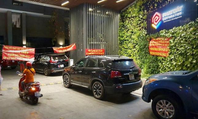 Cư dân chung cư The EverRich Infinity căng băng rôn phản đối Công ty CP Phát triển Bất động sản Phát Đạt bán chỗ đậu xe.