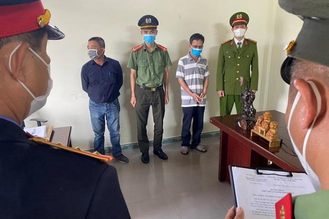 Đọc lệnh bắt Nguyễn Văn Hiền, Giám đốc Công ty CP Phú Hoàng Thịnh chi nhánh Thừa Thiên Huế (Taxi Vàng). Ảnh: Công an tỉnh Thừa Thiên Huế.