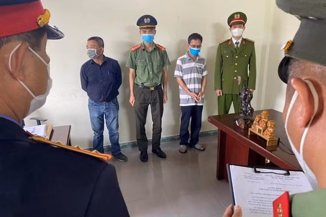 Đọc lệnh bắt Nguyễn Văn Hiền, Giám đốc Công ty CP Phú Hoàng Thịnh chi nhánh Thừa Thiên Huế (Taxi Vàng). Ảnh: Công an tỉnh Thừa Thiên Huế.