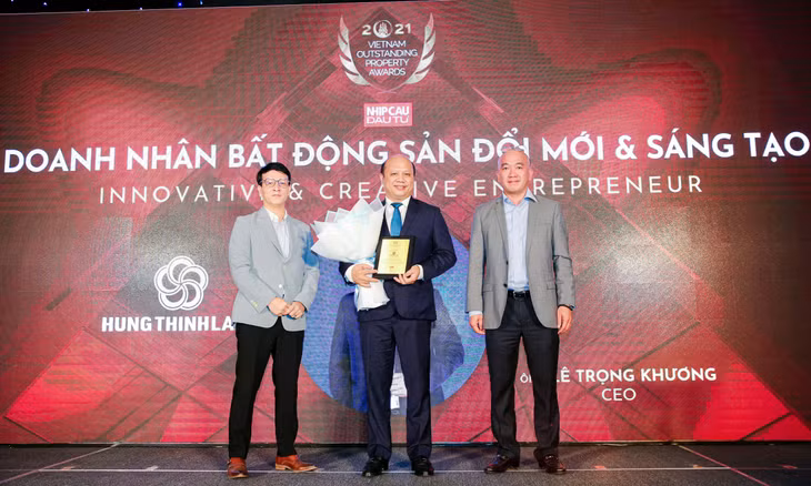 Ông Lê Trọng Khương – Tổng Giám đốc Hưng Thịnh Land nhận giải thưởng“Doanh nhân Bất động sản đổi mới và sáng tạo” từ Ban tổ chức
