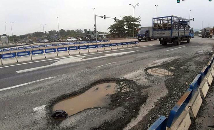 Đường cao tốc Đà Nẵng - Quảng Ngãi bị &quot;rút ruột&quot;, bị hư hỏng nặng.
