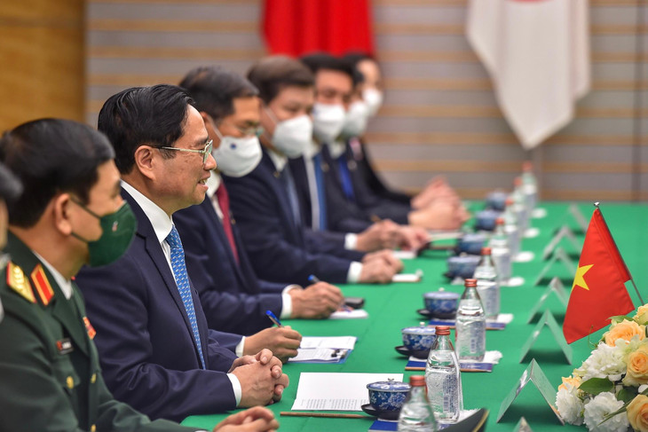 Tại Hội đàm, Thủ tướng Phạm Minh Chính nêu một số đề xuất cụ thể về thúc đẩy hợp tác trên các lĩnh vực, trong đó có tăng cường kết nối kinh tế, phát triển nguồn nhân lực, khoa học công nghệ, chuỗi cung ứng, hợp tác đầu tư, thương mại, công nghiệp phụ trợ... Ảnh: VGP