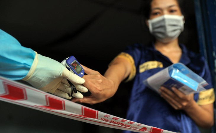 Nhân viên y tế Phường 3, Quận 8 đến thăm khám, phát thuốc cho người mắc Covid-19 đang điều trị tại nhà Nhân viên y tế Phường 3, Quận 8 đến thăm khám, phát thuốc cho người mắc Covid-19 đang điều trị tại nhà