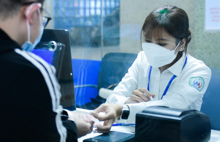 Hành khách mua vé tại quầy có nhân viên phục vụ Hành khách mua vé tại quầy có nhân viên phục vụ