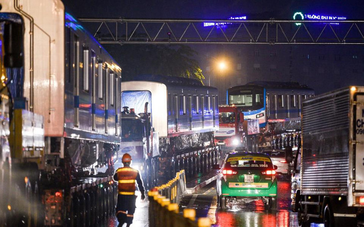 Đoàn tàu đầu tiên (3 toa) trên đường vận chuyển về Depot Long Bình Đoàn tàu đầu tiên (3 toa) trên đường vận chuyển về Depot Long Bình