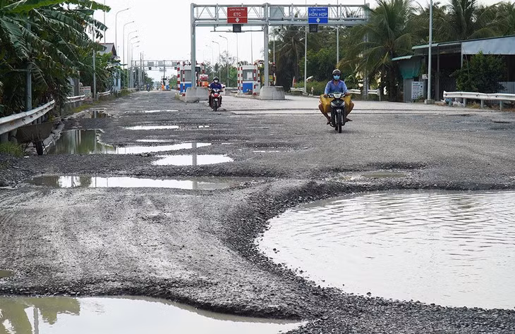 Mặt đường lồi lõm, đọng nước ở gần trạm thu phí trên tuyến tránh