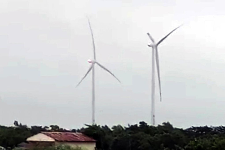 Cánh quạt tại một trụ điện gió ở xã Hoà Đông, thị xã Vĩnh Châu bị gãy