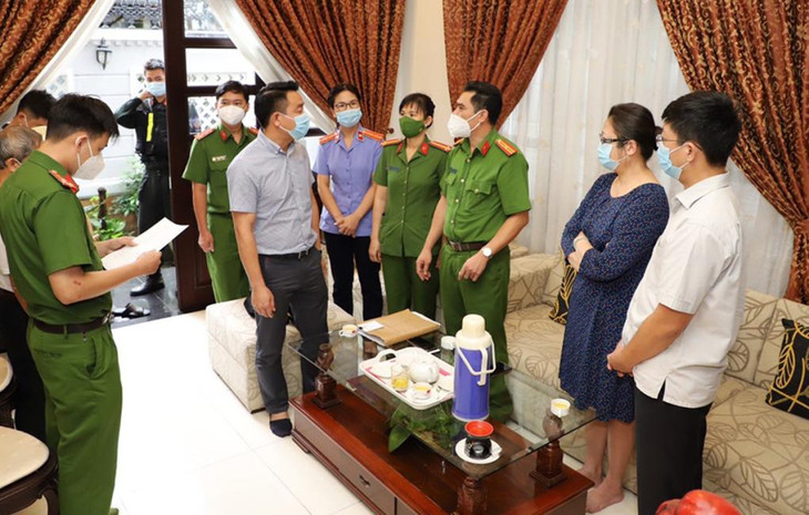 Cảnh sát đọc lệnh bắt tạm giam bà Lê Thị Anh Thư (thứ 2, bên phải) tại nhà riêng, trưa 27/11