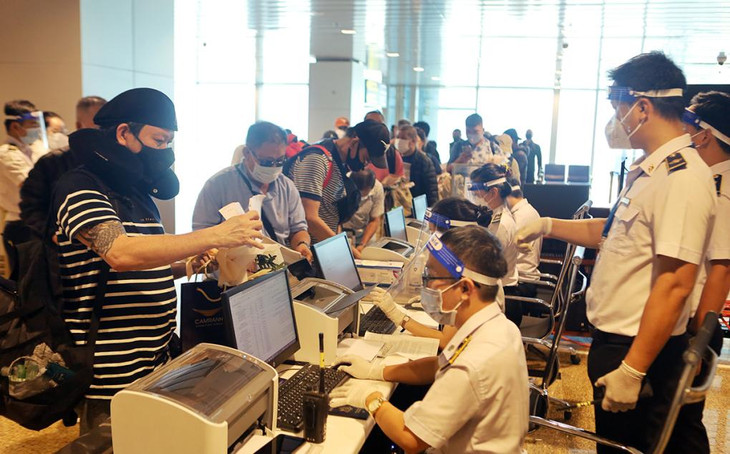 Du khách làm thủ tục, khai báo y tế và đi bằng luồng riêng khi nhập cảnh vào sân bay