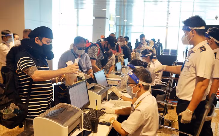 Du khách làm thủ tục, khai báo y tế và đi bằng luồng riêng khi nhập cảnh vào sân bay