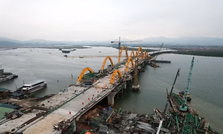 Triển khai thi công 3 ca để sớm đưa cầu Cửa Lục 1 vào sử dụng trong tháng 12/2021