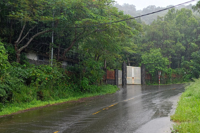 Dự án Khu biệt thự Suối Đá thường xuyên khóa cổng