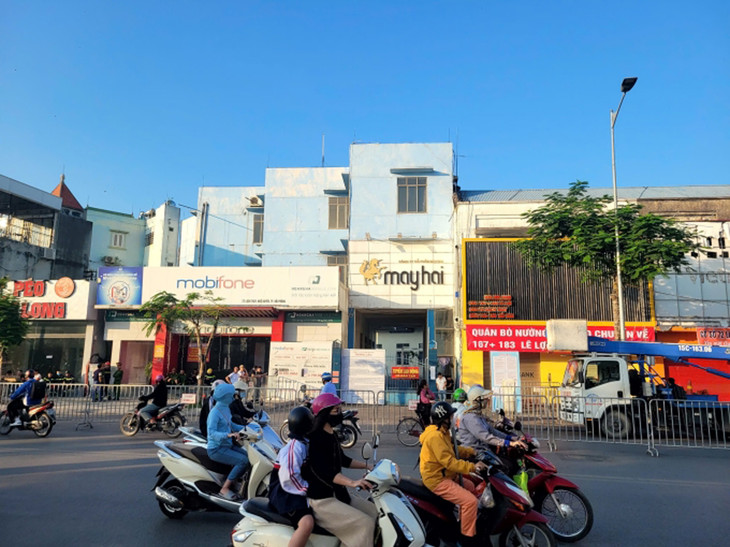 Cổng vào Công ty CP May Hai được lập hàng rào, ngăn người không có nhiệm vụ ra vào, sáng 31/10