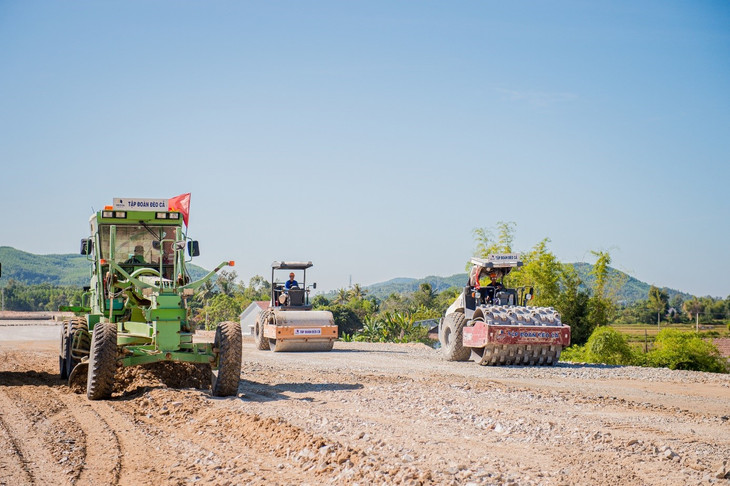 Trên công trường dự án giao thông lớn, các nhà thầu đang &quot;3 ca, 4 kíp&quot; lũy tiến sản lượng thi công và kết quả giải ngân vốn được giao. Ảnh minh họa