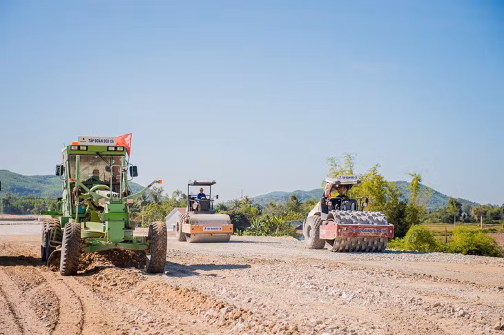 Trên công trường dự án giao thông lớn, các nhà thầu đang "3 ca, 4 kíp" lũy tiến sản lượng thi công và kết quả giải ngân vốn được giao. Ảnh minh họa
