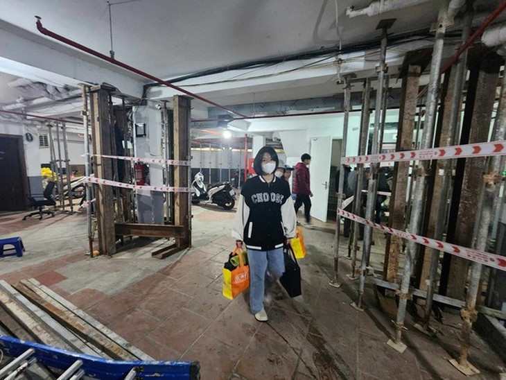 Người dân di dời ra khỏi chung cư mini bị nứt