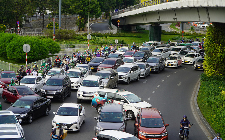 Xe nối đuôi trên đường Bạch Đằng, hướng vào cổng sân bay Tân Sơn Nhất Xe nối đuôi trên đường Bạch Đằng, hướng vào cổng sân bay Tân Sơn Nhất