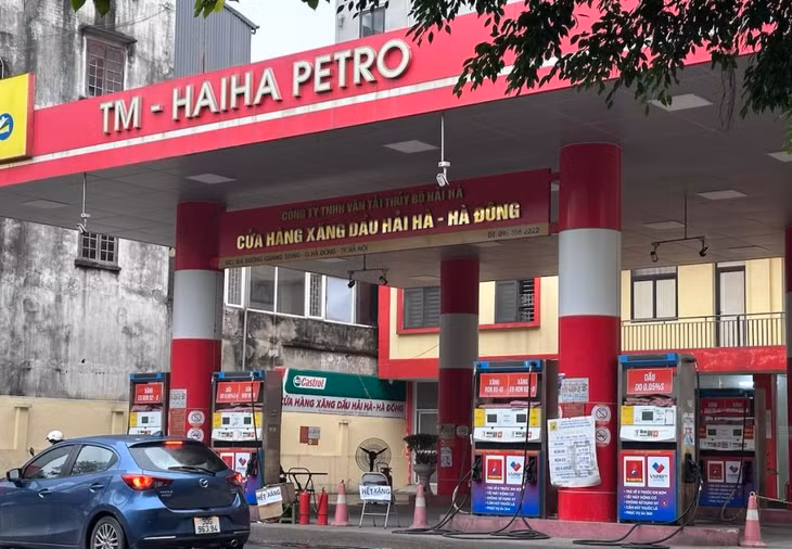 Một cửa hàng của Hải Hà Petro tại quận Hà Đông (Hà Nội) treo biển hết xăng, sau khi doanh nghiệp này bị tước giấy phép