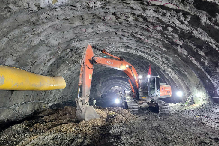 Thi công trong hầm Tuy An