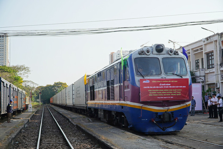 Tàu hàng liên vận khởi hành ở ga Sóng Thần