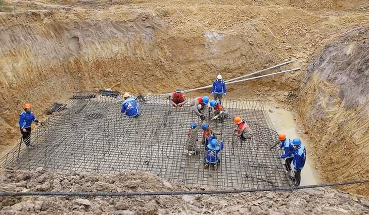 Công nhân nhà thầu thi công đào đúc móng vị trí 1A đường dây 500 kV Quảng Trạch - Quỳnh Lưu