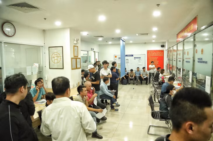 Khu vực làm thủ tục cấp, đổi giấy phép lái xe tại bộ phận một cửa ở Võ Chí Công, Hà Nội luôn đông đúc