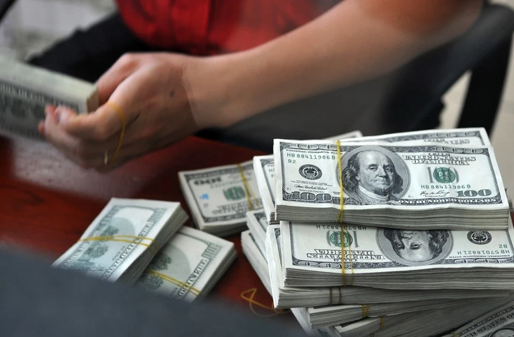 Trên thị trường tự do, giá bán USD hiện phổ biến giao dịch trên mốc 25.200 đồng/USD