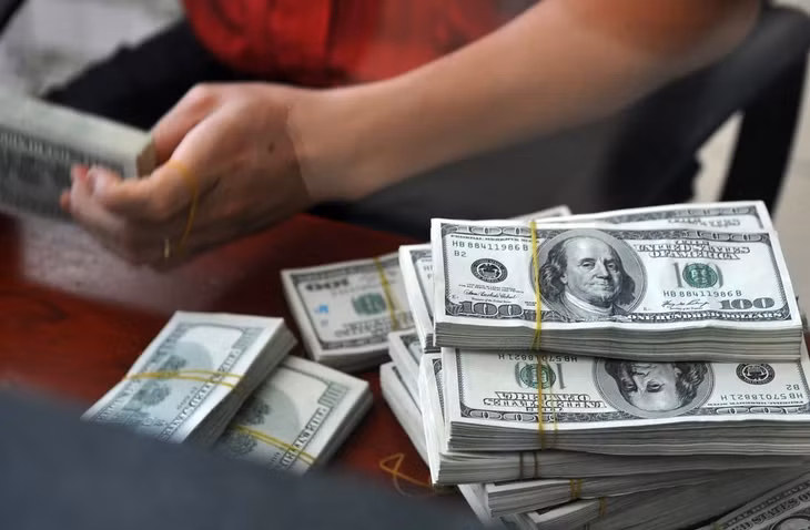 Trên thị trường tự do, giá bán USD hiện phổ biến giao dịch trên mốc 25.200 đồng/USD