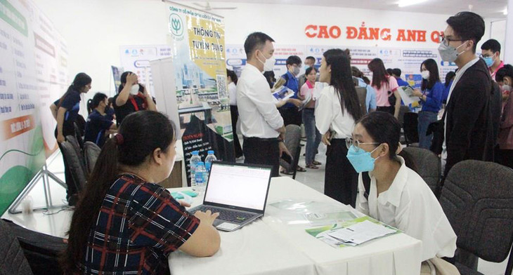 Các bạn trẻ tìm kiếm việc làm tại Ngày hội việc làm. Ảnh minh họa