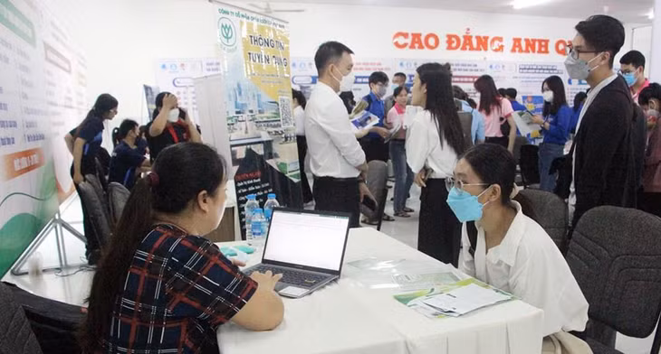 Các bạn trẻ tìm kiếm việc làm tại Ngày hội việc làm. Ảnh minh họa